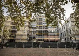 El edificio del centro de salud de la Villanueva, desde la plaza el Coso.