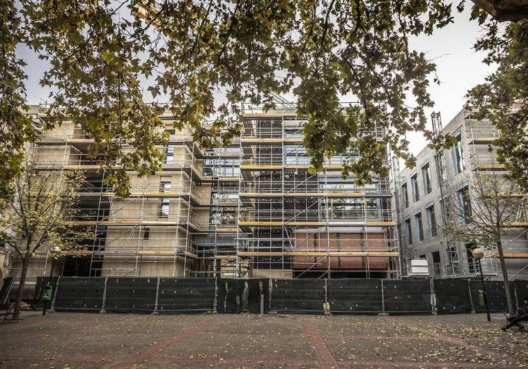 El edificio del centro de salud de la Villanueva, desde la plaza el Coso.