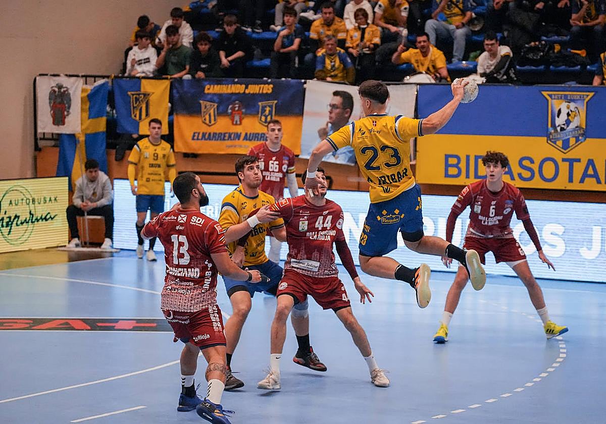 La defensa franjivina no reacciona al lanzamiento de Iribar.