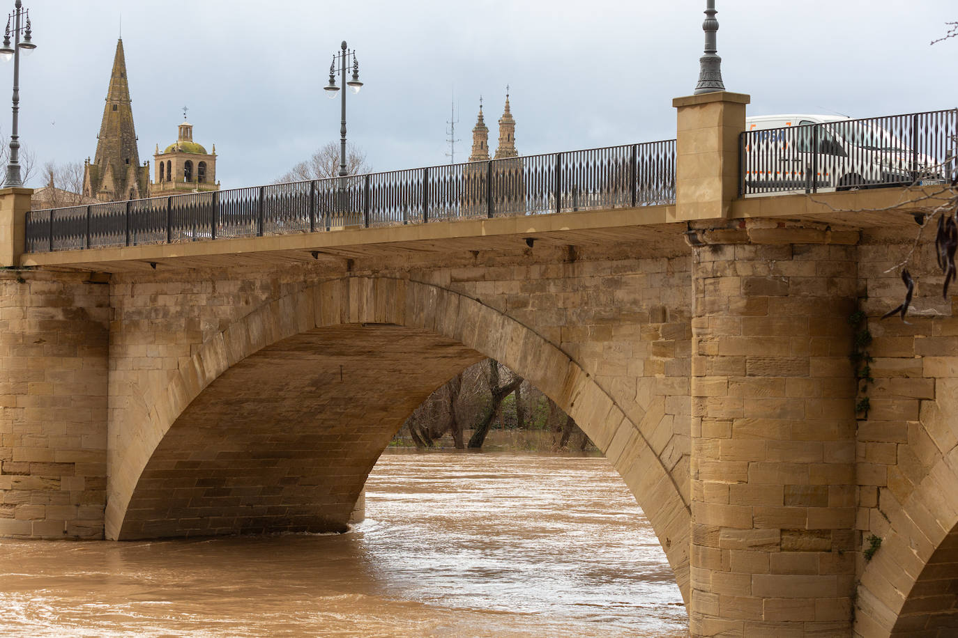 La crecida del Ebro en Logroño, en imágenes