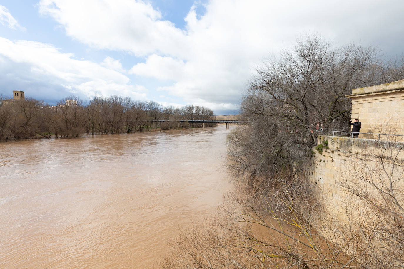 La crecida del Ebro en Logroño, en imágenes