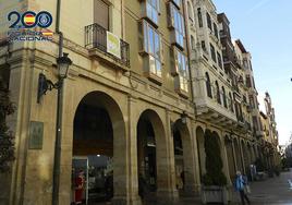 La Policía Nacional evita que tres turistas borrachos arrojen muebles por la ventana en pleno centro de Logroño