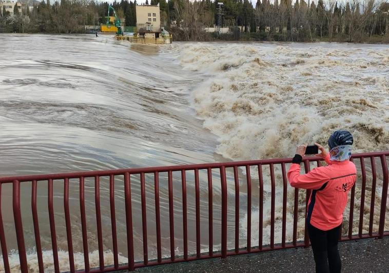 Salto del agua del Ebro pasado el Puente de Piedra