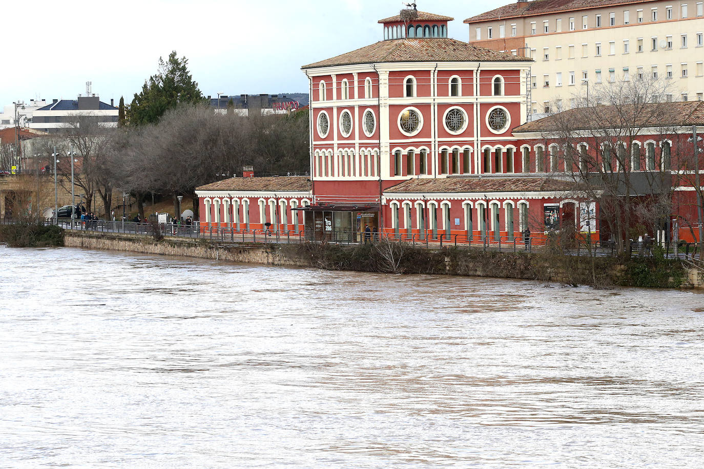 El Ebro alcanza a los 4,09 metros en Logroño