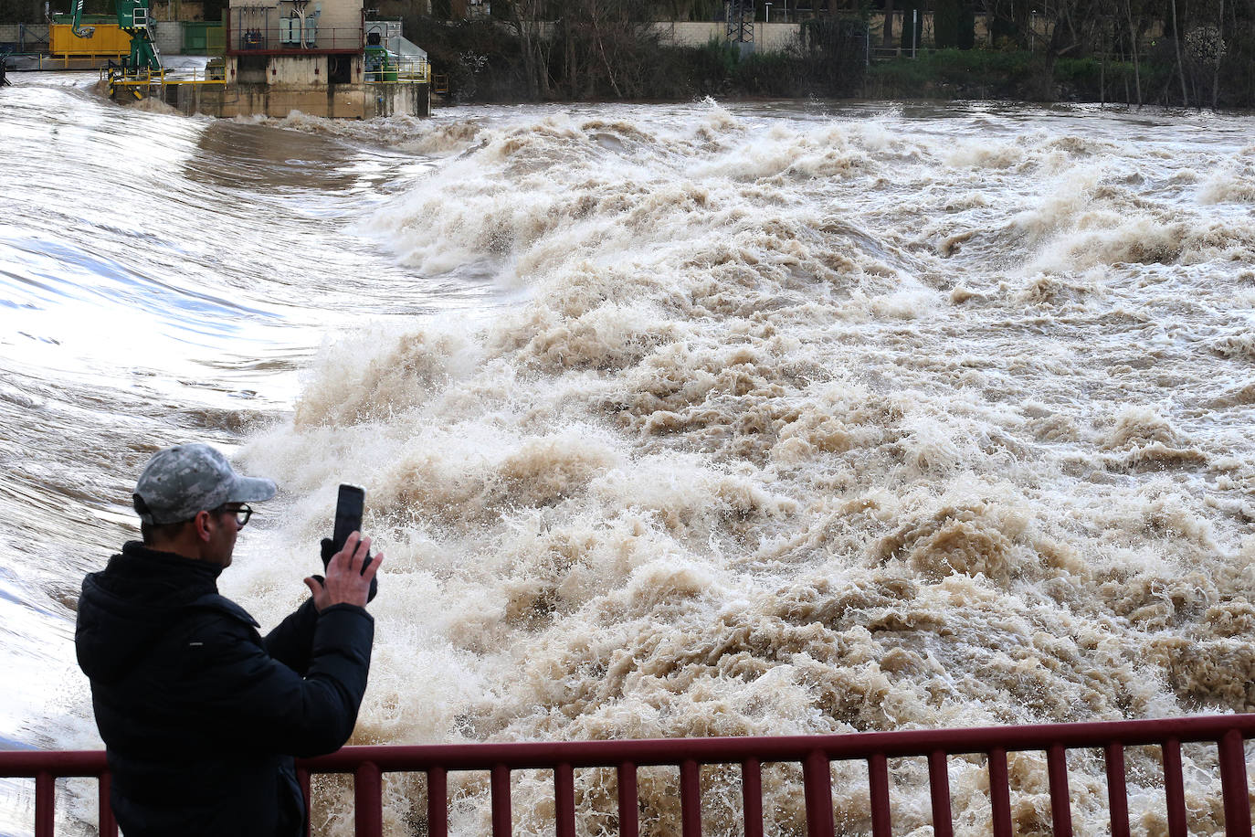 El Ebro alcanza a los 4,09 metros en Logroño