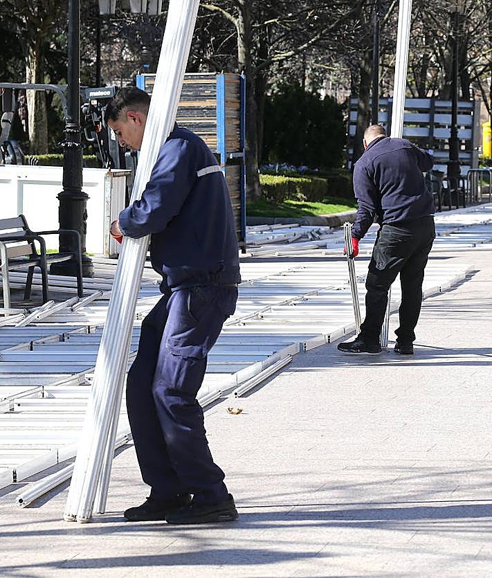 Imagen secundaria 2 - Montaje de la feria este jueves.