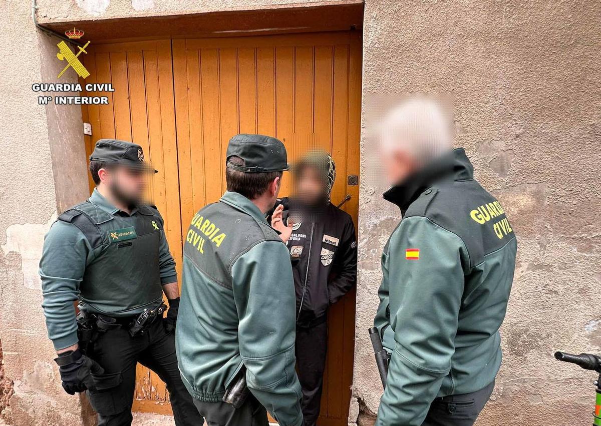 Imagen secundaria 1 - Detenidos tres de los ocupas de Nájera por el robo en 14 vehículos