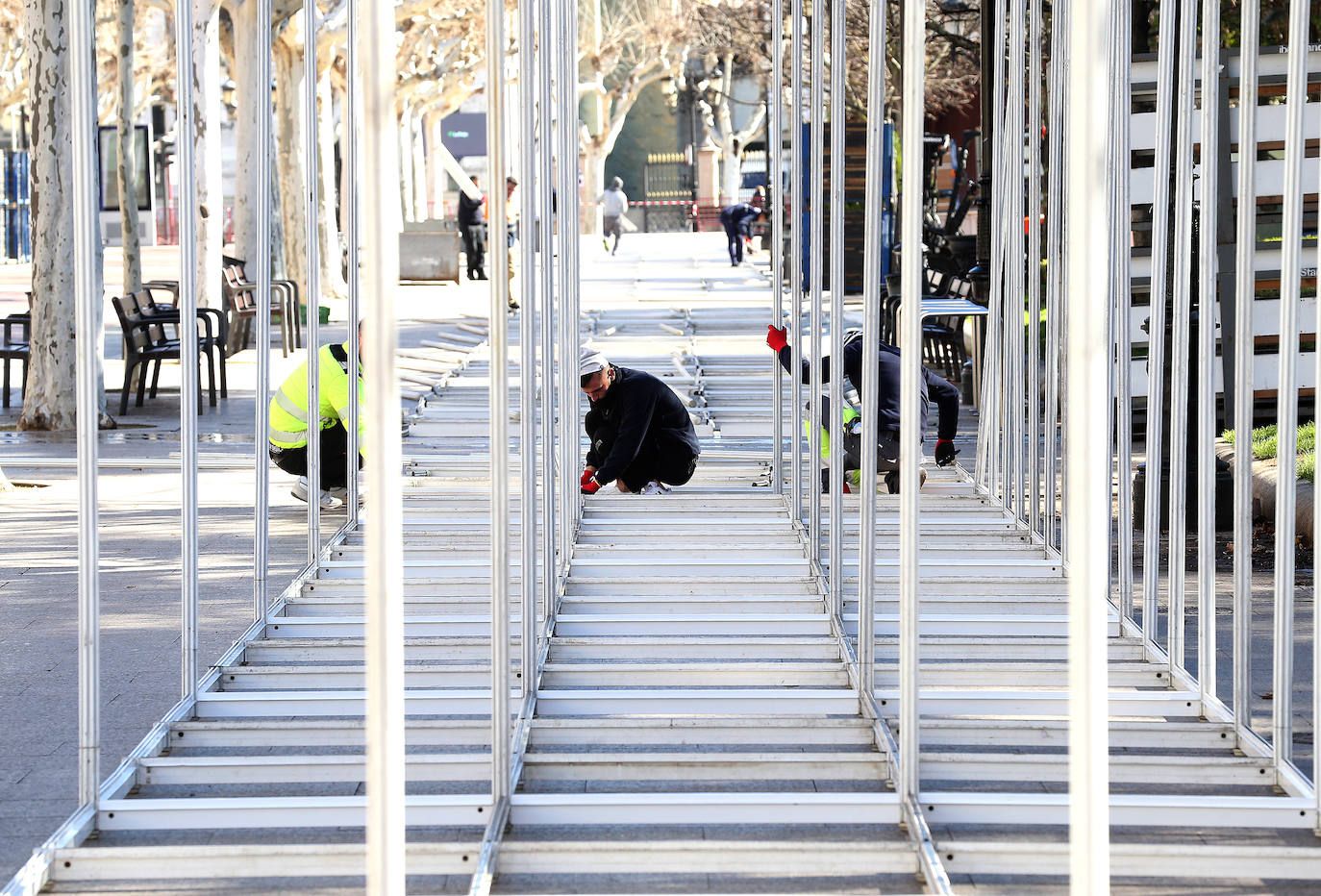 Imagen principal - Montaje de la feria este jueves.