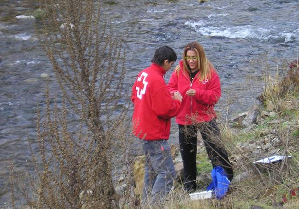 Manu Montoya fue un voluntario comprometido con el medioambiente. En la imagen, durante un muestreo.