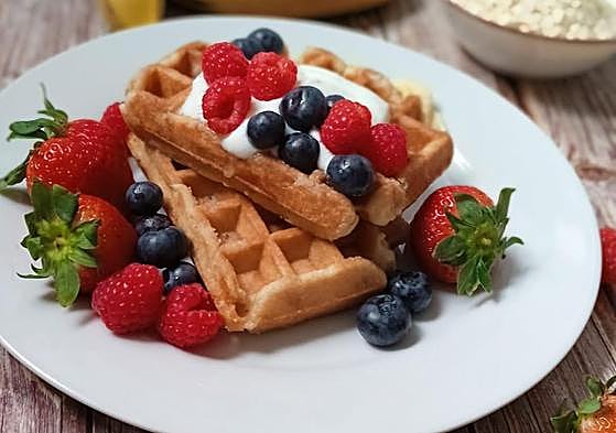 Aspecto que muestra el plato de gofres de avena con frutas del bosque y fresas.