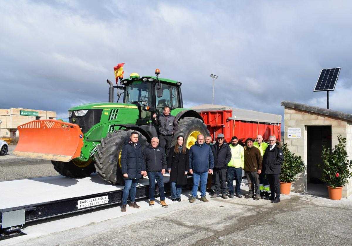 Responsables del Ayuntamiento de Arrúbal y del polígono industrial El Sequero posan en la inauguración de la nueva báscula municipal.
