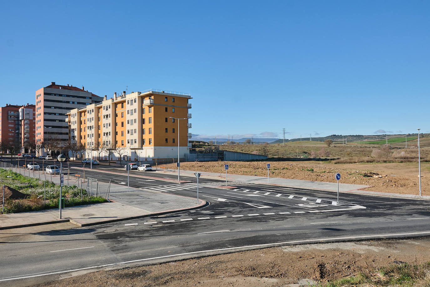 Conexión de las calles Irlanda y Rumanía y prolongación de aceras hacia el camino.