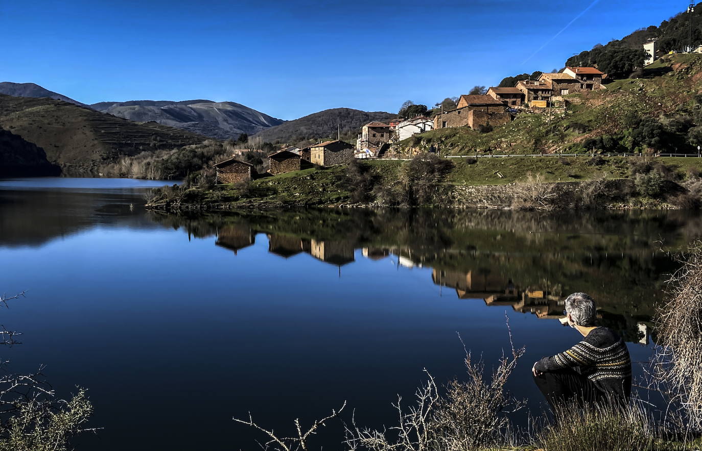 El pueblo nuevo de Mansilla se asoma y se refleja en el pantano, que casi roza su casco urbano en una imagen de la pasada semana.