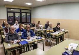 Eugenio Gómez imparte clases de Latín el pasado lunes en un aula de la Escuela Oficial de Idiomas.