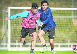 Raúl Sola y Nacho Ruiz durante un entrenamiento esta semana en las pistas de atletismo.