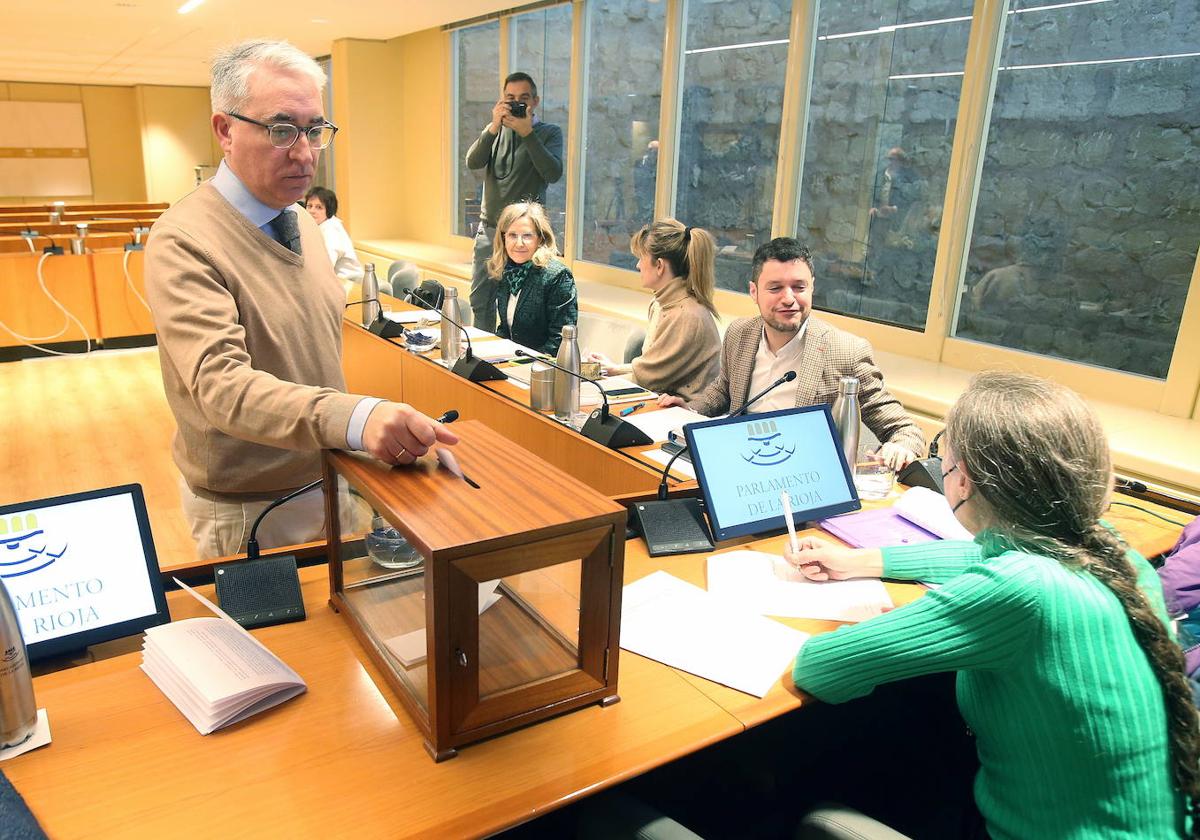 El Parlamento abrió una comisión de investigación sobre las mascarillas.