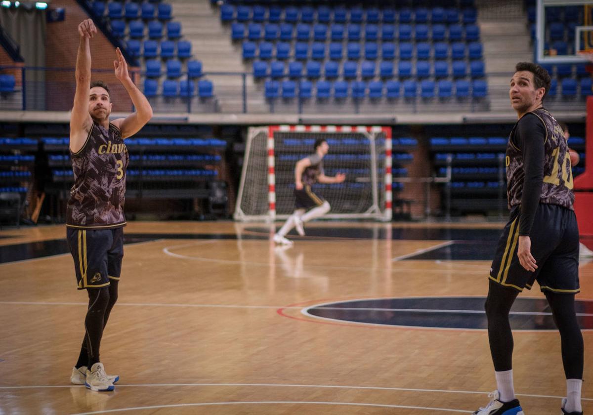 Álex Urtasun lanza ante su hermano Txemi, con Peñarroya coriendo al fondo de la imagen.