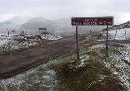 Peña Hincada y Montenegro requieren cadenas para circular nieve en la calzada