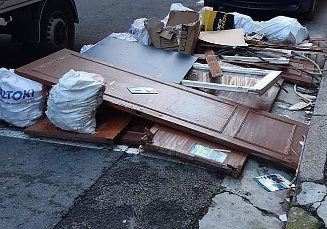 Muebles en la calle Santa Isabel.