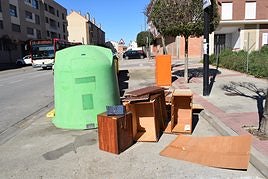 La avenida de Cameros es un punto habitual de depósito incontrolado de voluminosos en Villamediana.