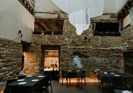 Salón principal del restaurante jarrero Nublo, en el patio central de un palacio del siglo XVI.