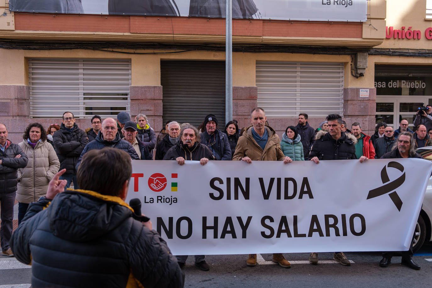 Concentración convocada ayer por UGT para denunciar el último accidente laboral mortal en La Rioja.