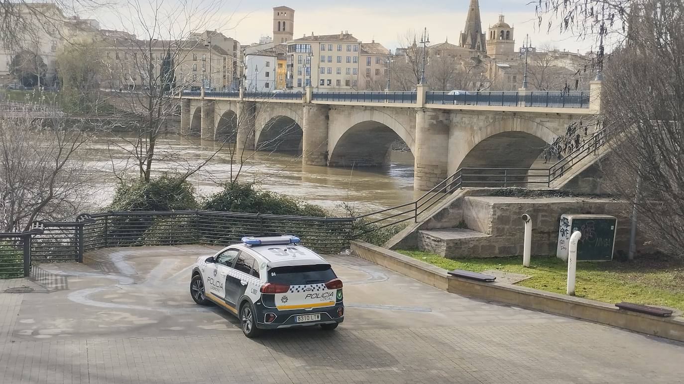 Imagen secundaria 2 - Policía Nacional, Guardia Civil y Policía Local, en el entorno del río Ebro durante la búsqueda de Javier Márquez este lunes.