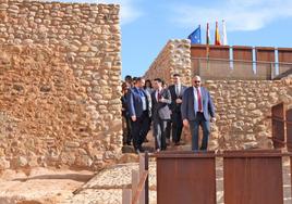 Cuando José Luis Ábalos fue ministro de Fomento, Koldo García le acompañó varias veces a La Rioja, como en esta visita a la reapertura del castillo de Arnedo en 2018.