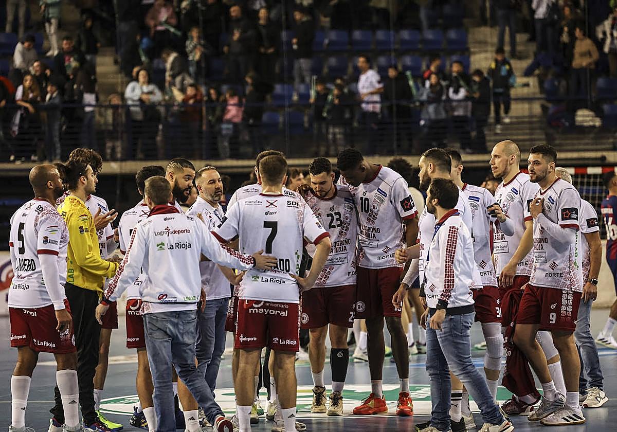 Miguel Ángel Velasco, charla con sus jugadores al final del choque ante el Barça.