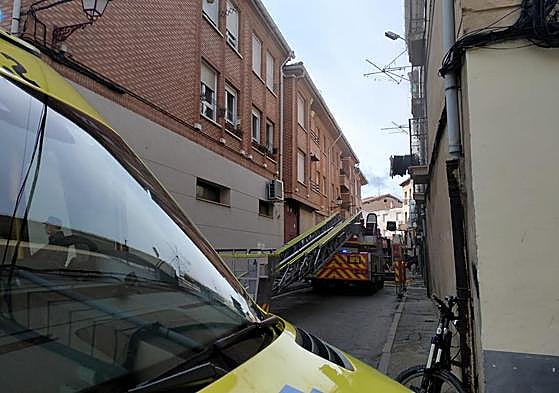 Dotaciones de bomberos y ambulancia en la calle Mediodía.