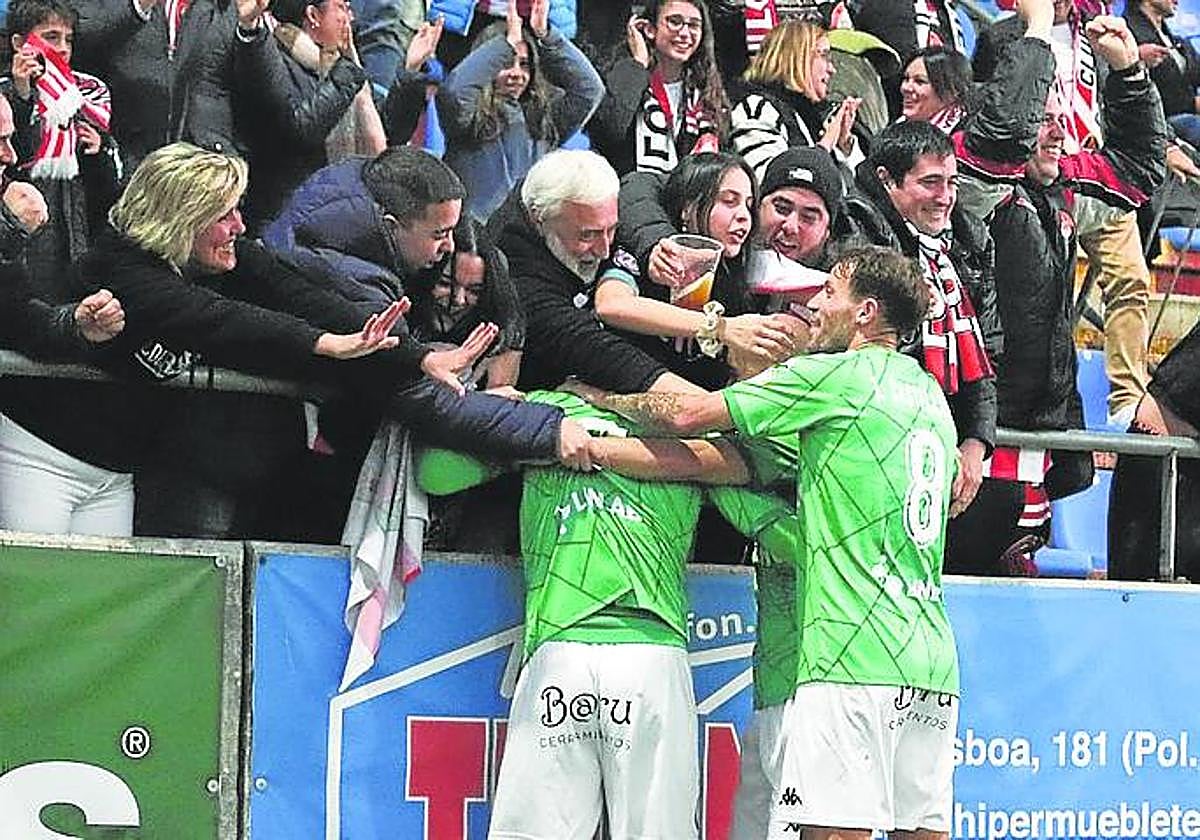 Los jugadores de la SDL celebran el triunfo con la afición en Teruel.