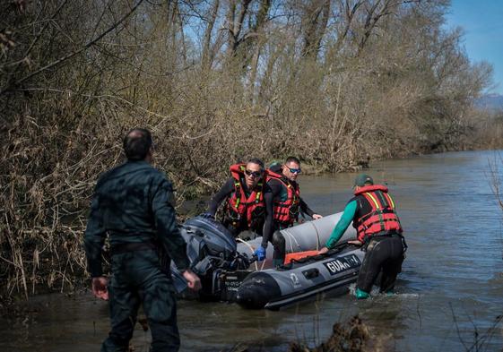 Labores de rastreo en el agua, por parte de la Guardia Civil.