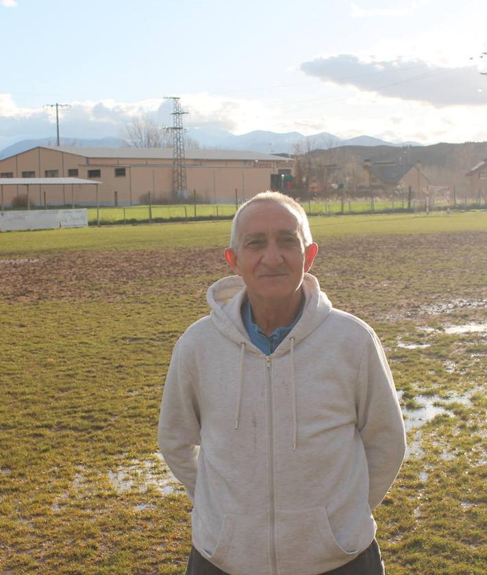 Imagen secundaria 2 - Uno de los campos, lleno de charcos | El terreno muestra también algunas 'calvas' | Miguel Ángel Saénz, veterano entrenador