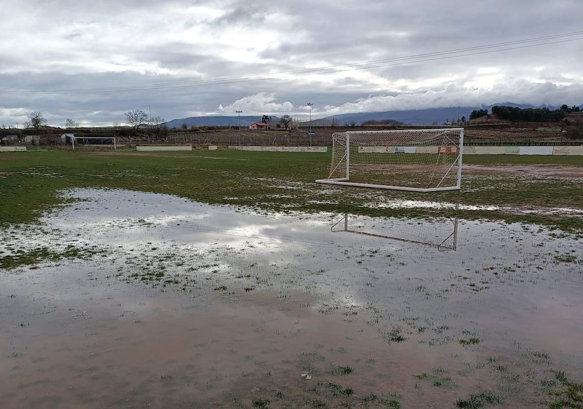 Imagen principal - Uno de los campos, lleno de charcos | El terreno muestra también algunas 'calvas' | Miguel Ángel Saénz, veterano entrenador