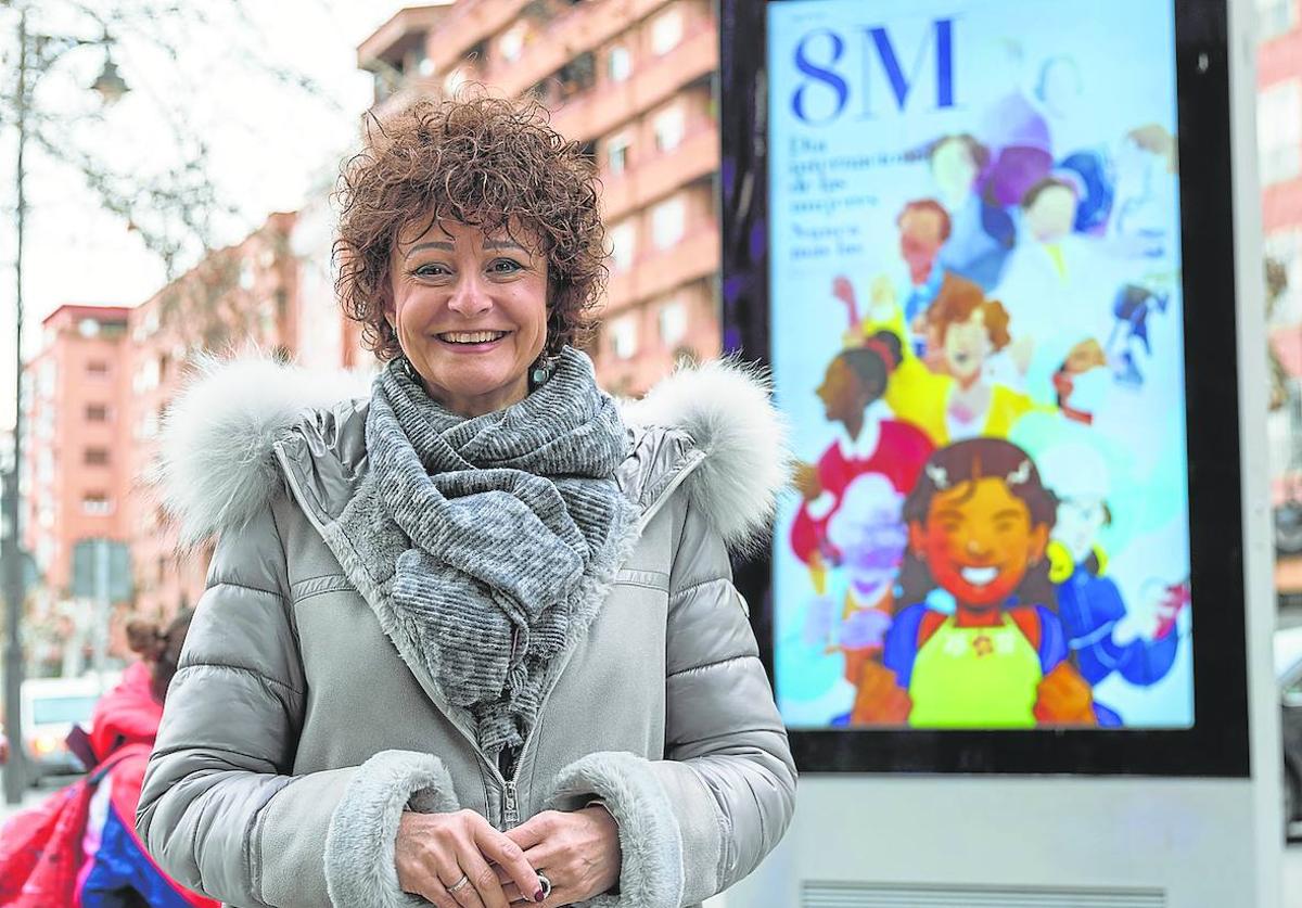 Celia Sanz posa frente alcartel escogido este año por el Ayuntamiento de Logroño, con el lema 'Nunca más las invisibles'.