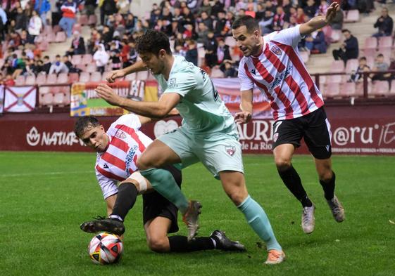 Jugada del partido de la primera vuelta entre la UDL y el Arenas en Las Gaunas.