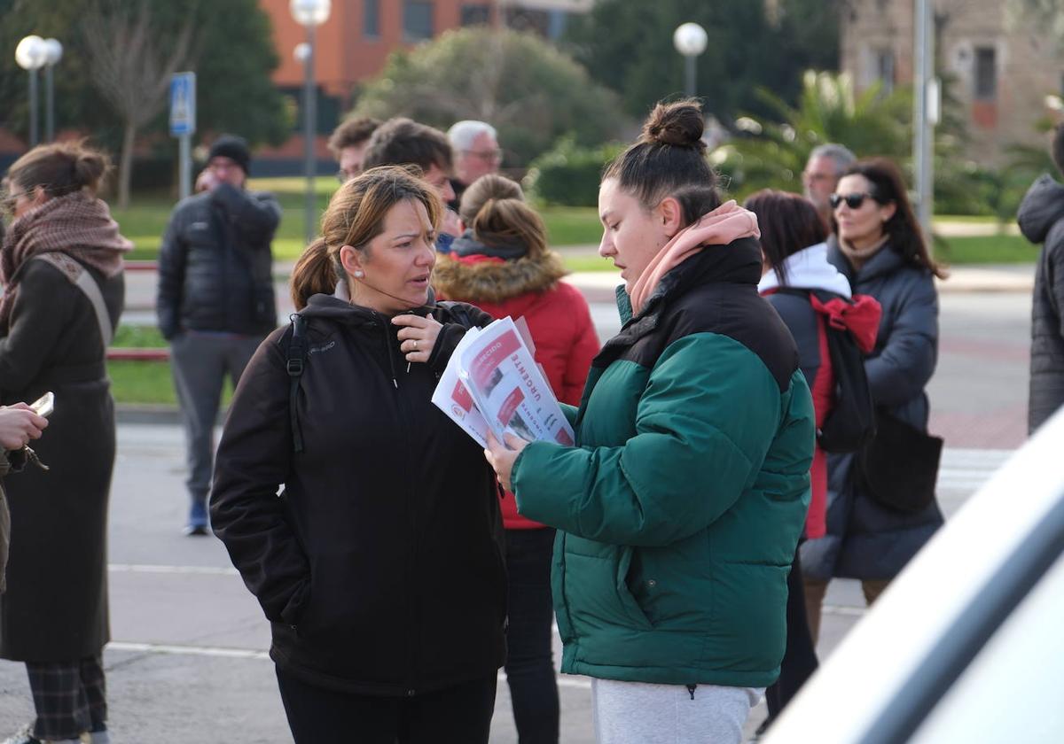 Dos mujeres participan en la búsqueda