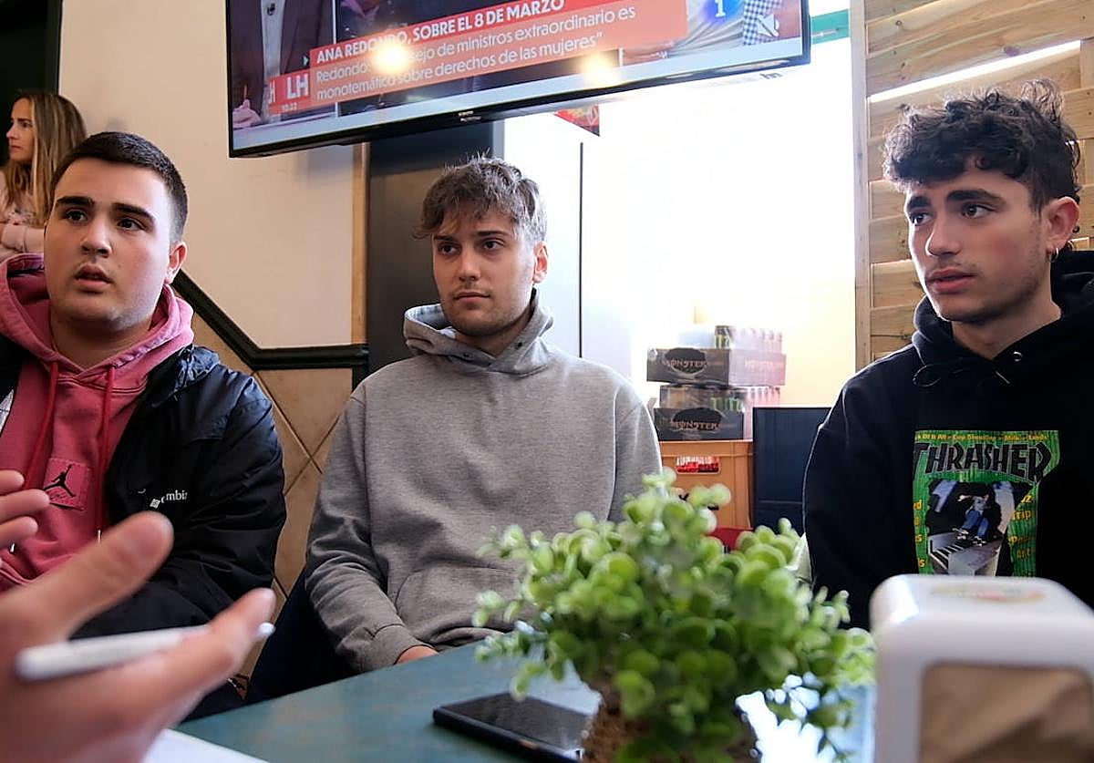 Alejandro, Hugo y Aitor, amigos de Javier Márquez, hablan sobre la desaparición y los sentimientos que les provoca.