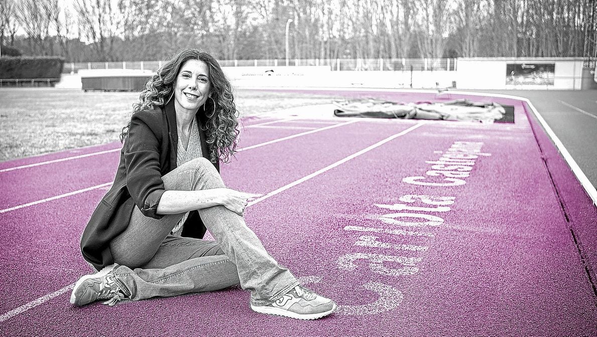 Carlota Castrejana, en el saltadero con su nombre en la pista de atletismo del Adarraga, en Logroño.