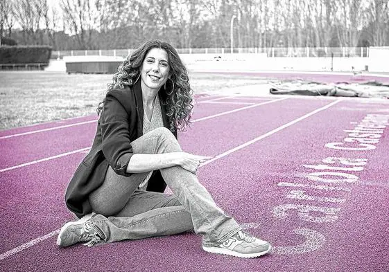 Carlota Castrejana, en el saltadero con su nombre en la pista de atletismo del Adarraga, en Logroño.
