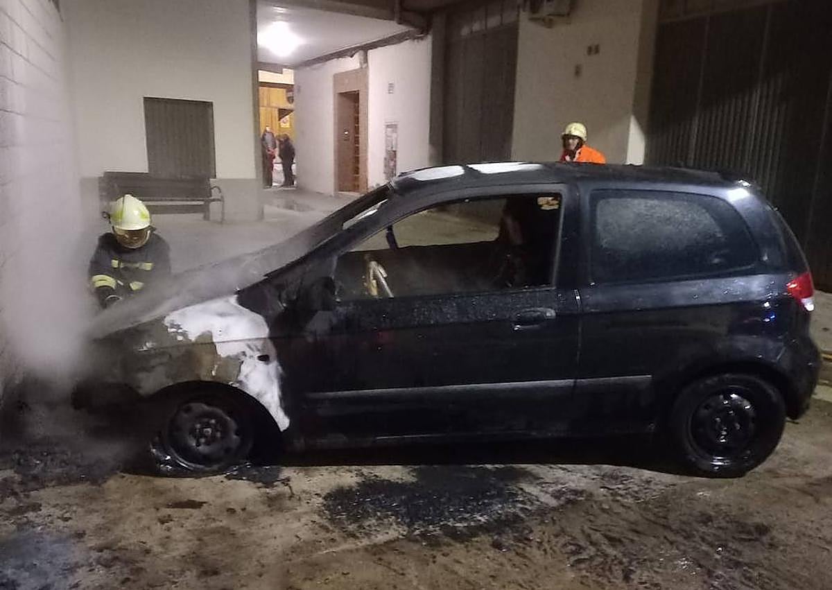 Imagen secundaria 1 - Vehículo calcinado en el pasaje del Planillo de Alfaro