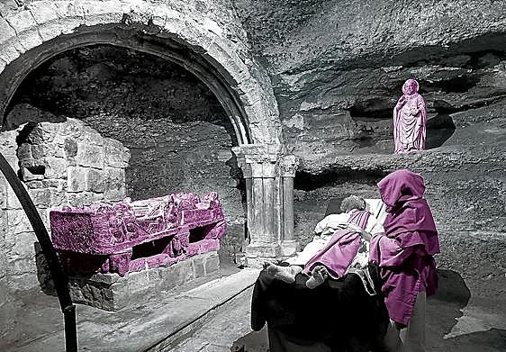 Cenotafio de San Millán, en el monasterio de Suso. La tradición quiere que una figurilla femenina representa a su discípula Potamia. En la imagen, una visita teatralizada en la que se representa la muerte del santo ermitaño.