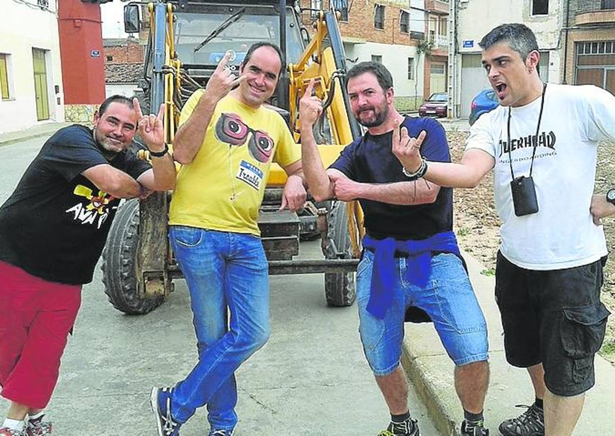 Imagen secundaria 1 - Arriba los músicos de Aunpior en la nevera de ensayo en 2015. Abajo a la izquierda los integrantes de la banda junto a un tractor en 2015. Abajo a la derecha entrada de Boikot y Aún Pior de 2016. 