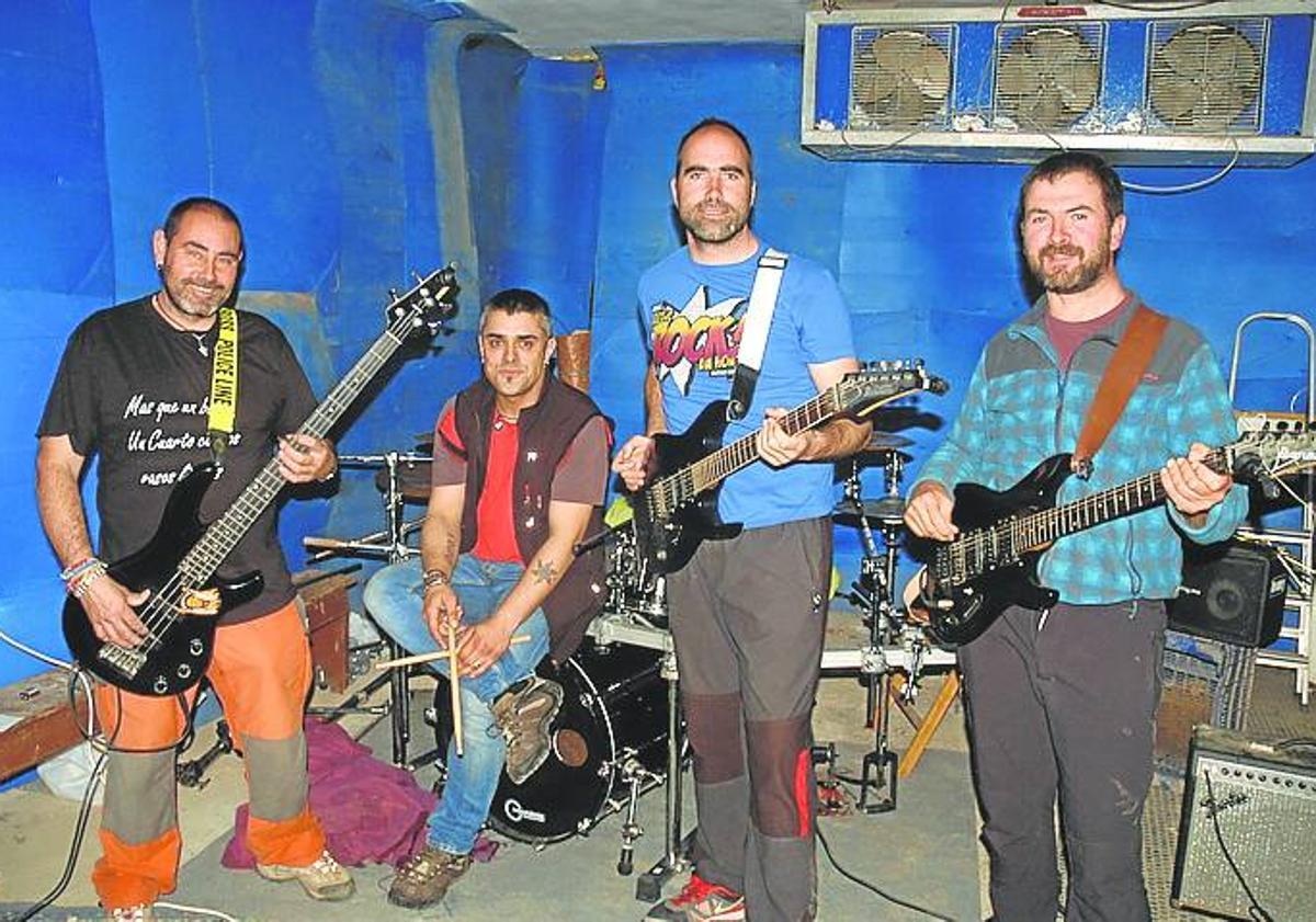 Imagen principal - Arriba los músicos de Aunpior en la nevera de ensayo en 2015. Abajo a la izquierda los integrantes de la banda junto a un tractor en 2015. Abajo a la derecha entrada de Boikot y Aún Pior de 2016. 