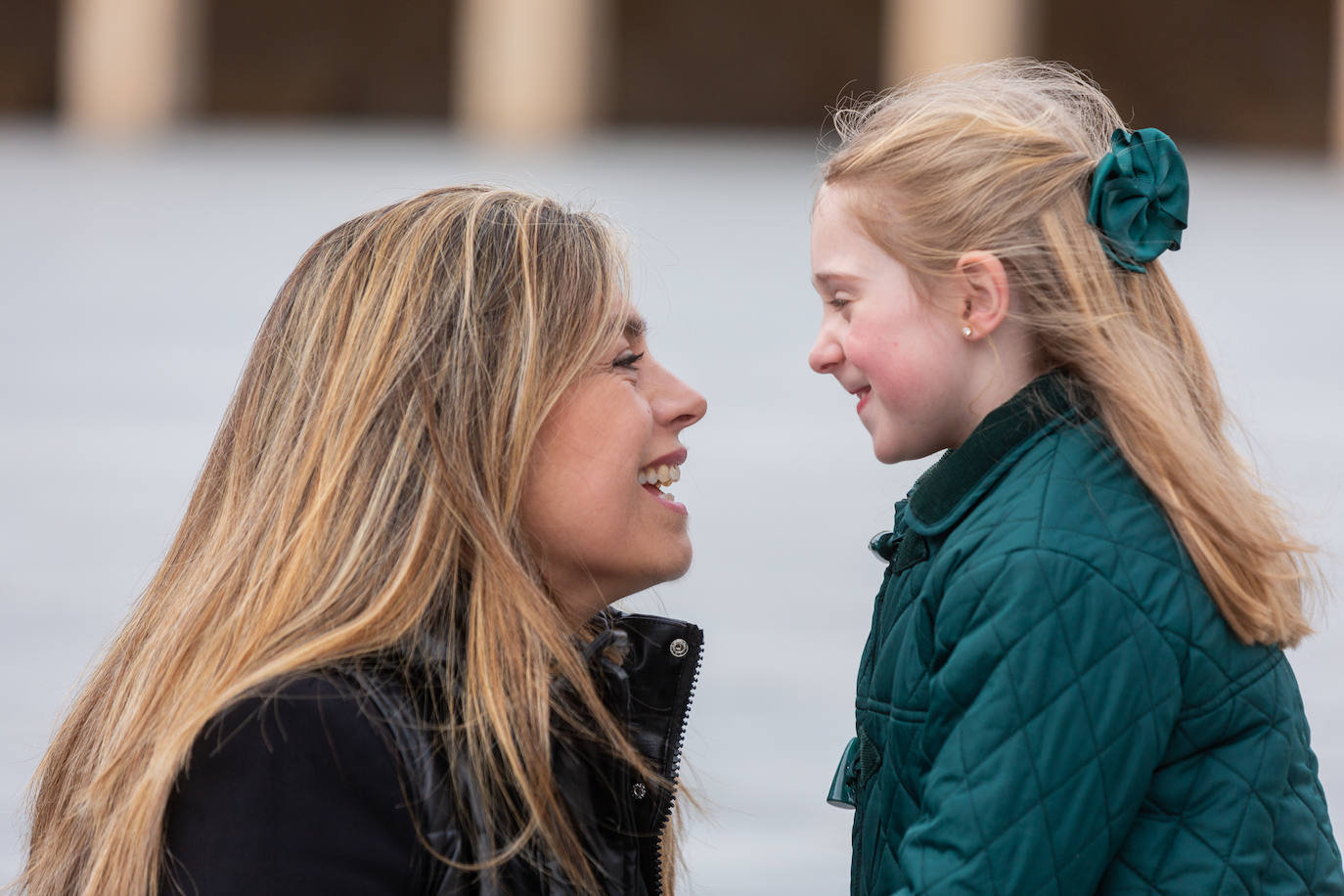 Claudia y Anakena se miran sonrientes.