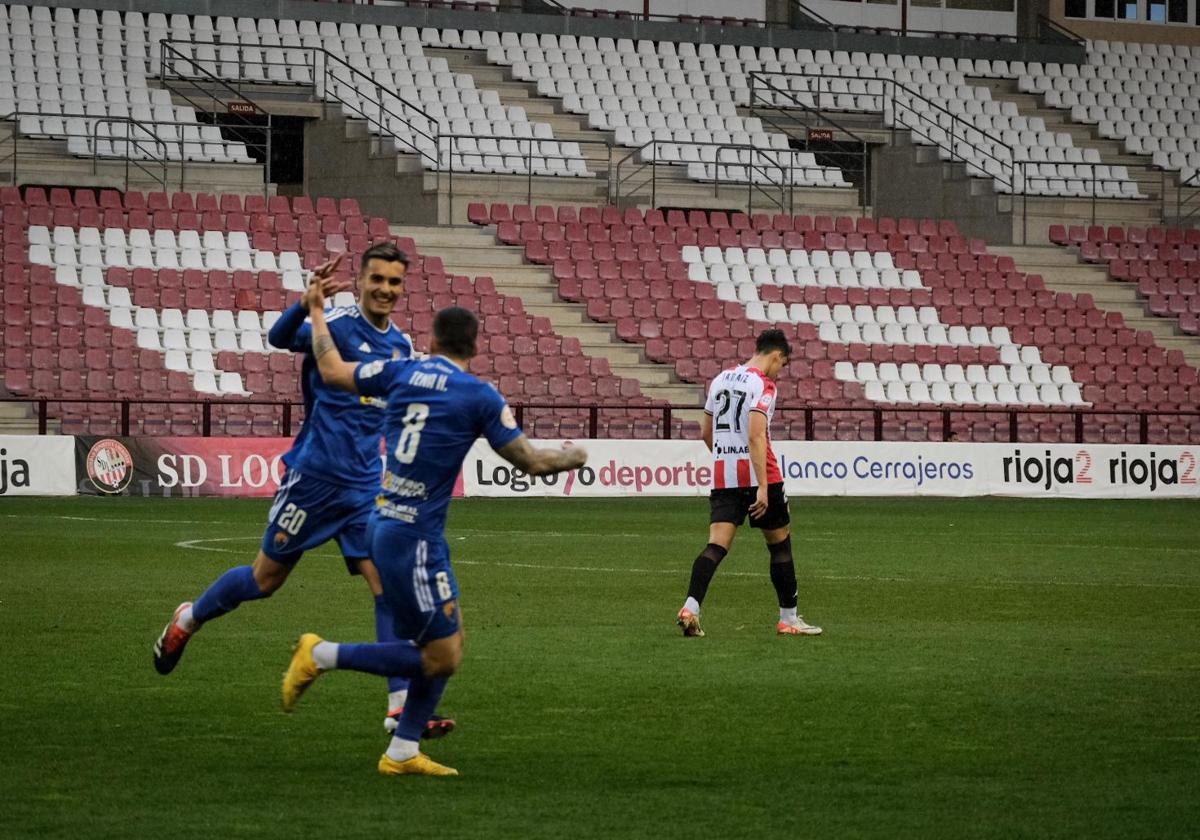 Los jugadores turolenses celebran el gol en propia de Salado.