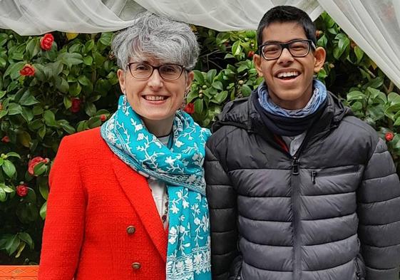 Silvia y su hijo Pedro posan sonrientes.