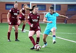 Natalia controla un balón ante un rival