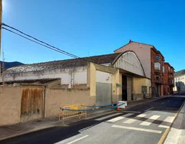 Nave de la antigua estación de autobuses y solar a la izquierda.