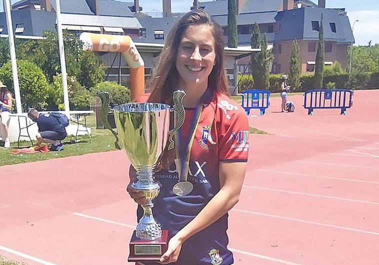 Marta Cantabrana, posa con el trofeo